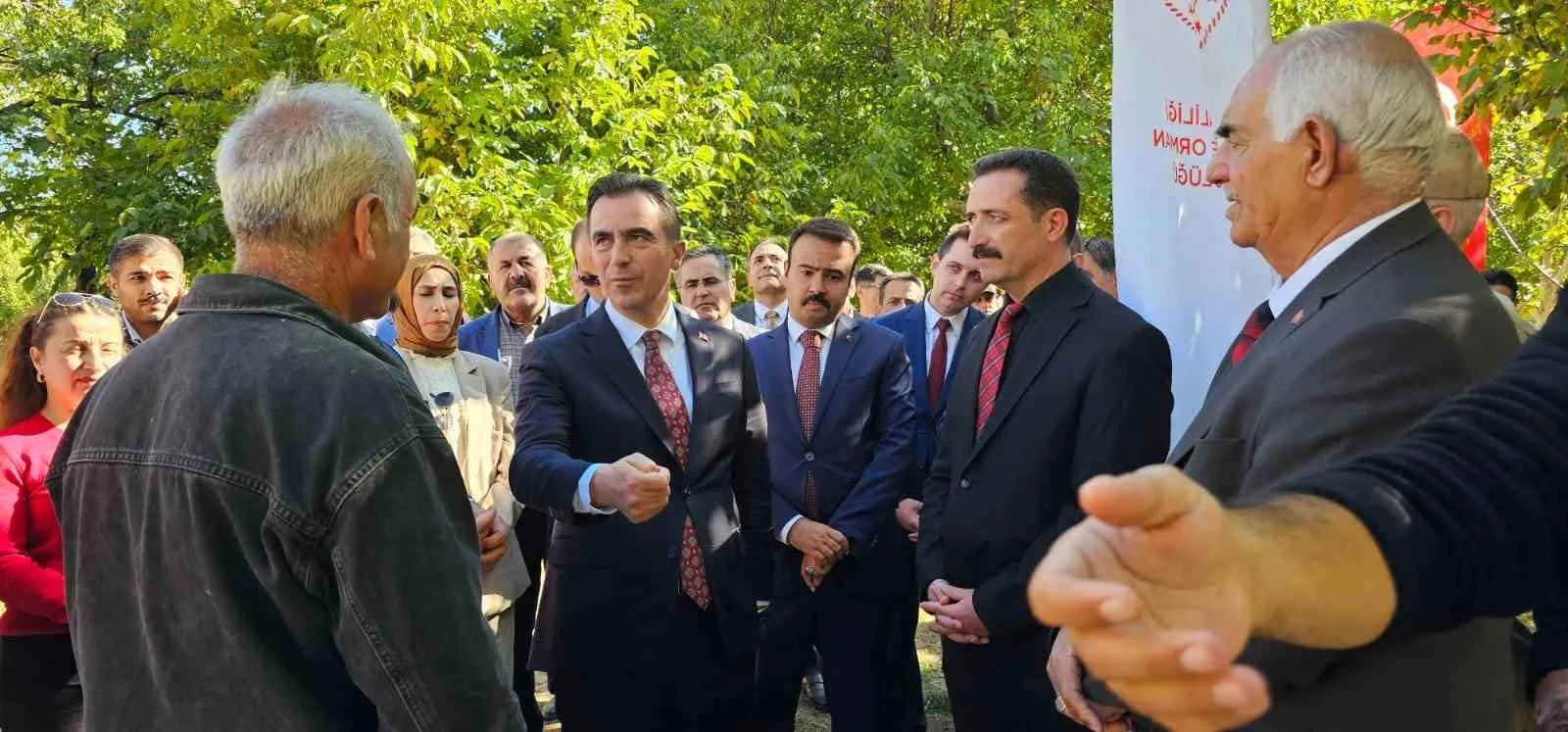 Bitlis Valisi Ahmet Karakaya, Adilcevaz ilçesinde ceviz hasadına katıldı. Adilcevazlı