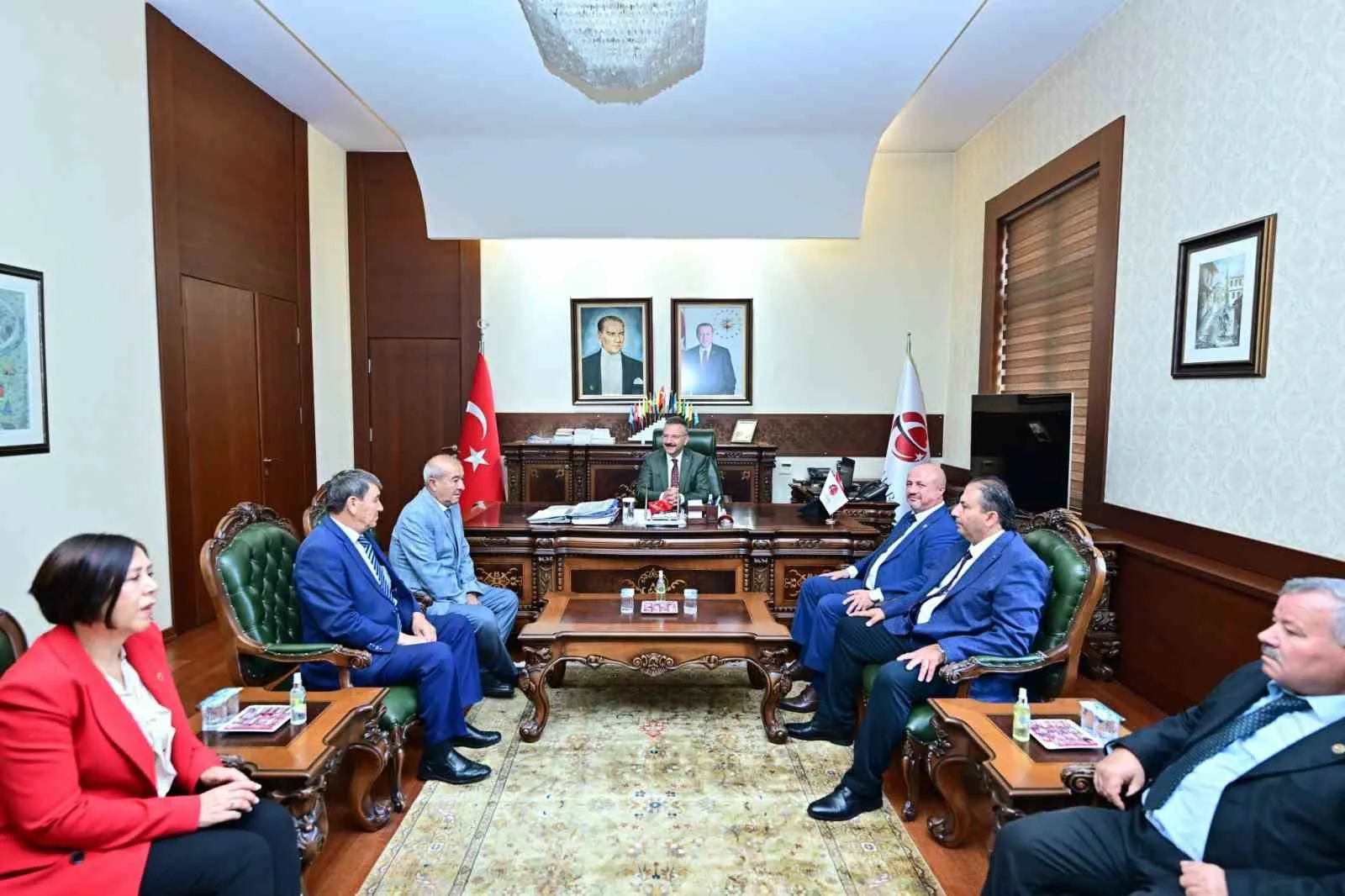 Eskişehir Valisi Hüseyin Aksoy muhtarlar heyetini makamında kabul ederek görevini