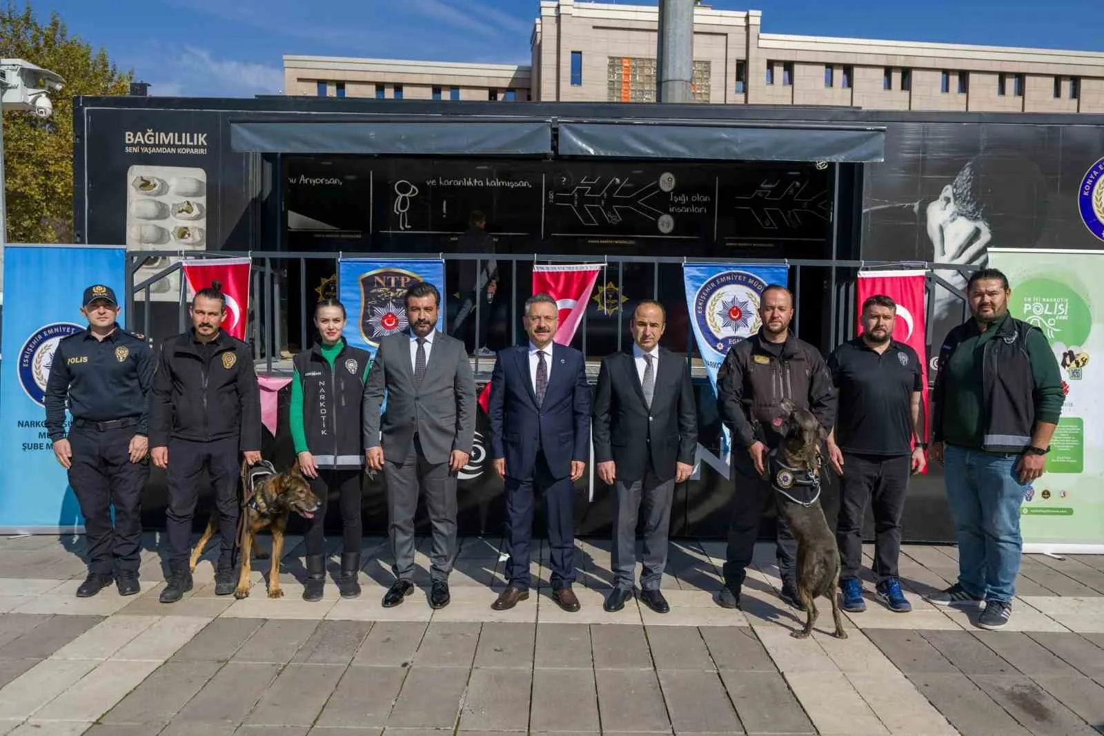 Eskişehir Valisi Hüseyin Aksoy, vatandaşları bilgilendirmek için gelen Narko Tırı’na