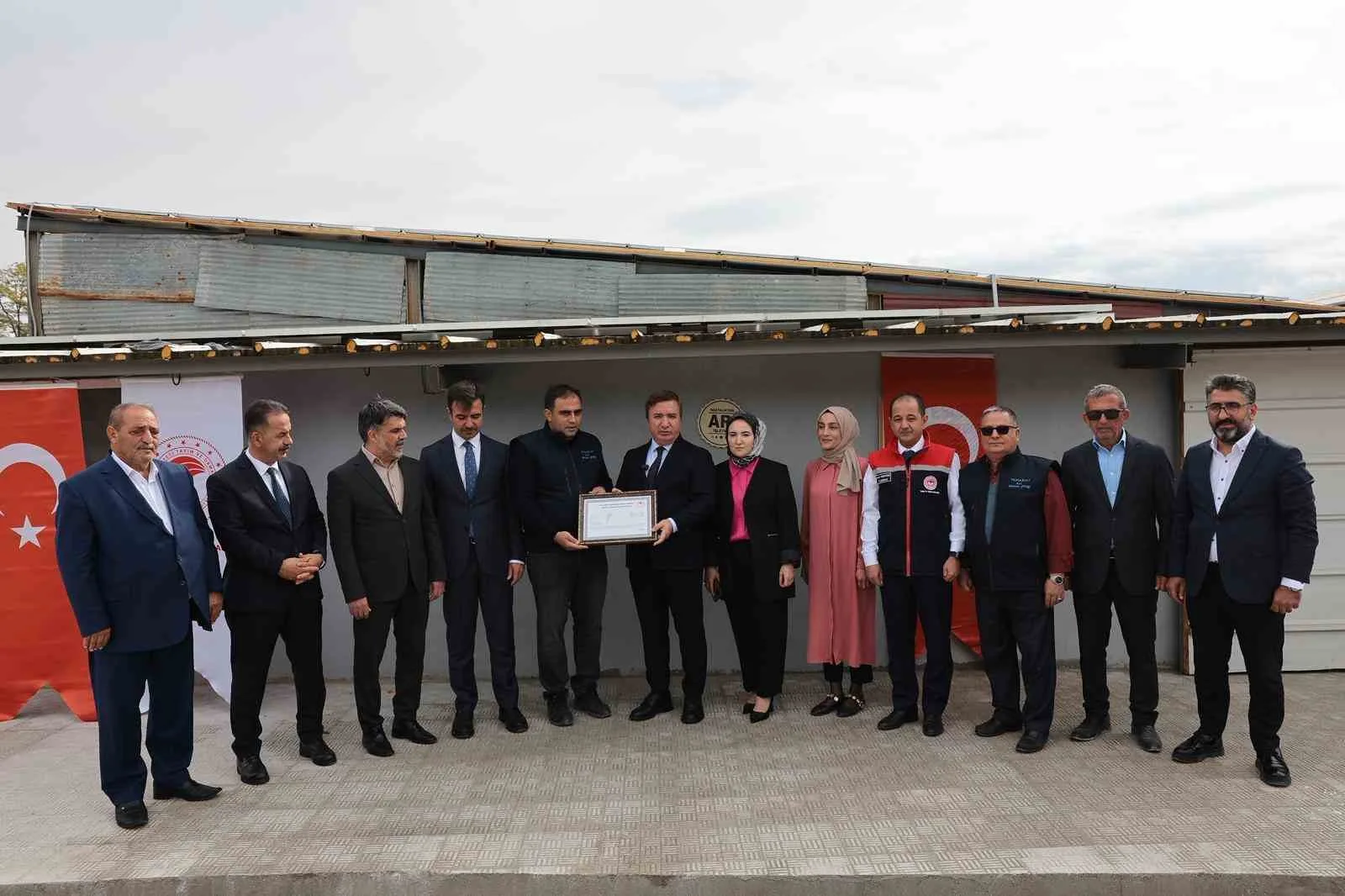 Erzincan Valisi Hamza Aydoğdu, hastalıktan ari işletme statüsü kazanan büyükbaş