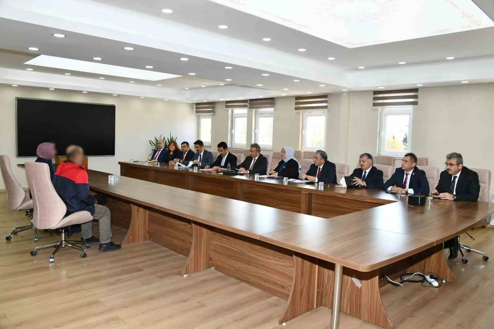 Ardahan Valisi Hayrettin Çiçek, halk gününde vatandaşlar ile tek tek