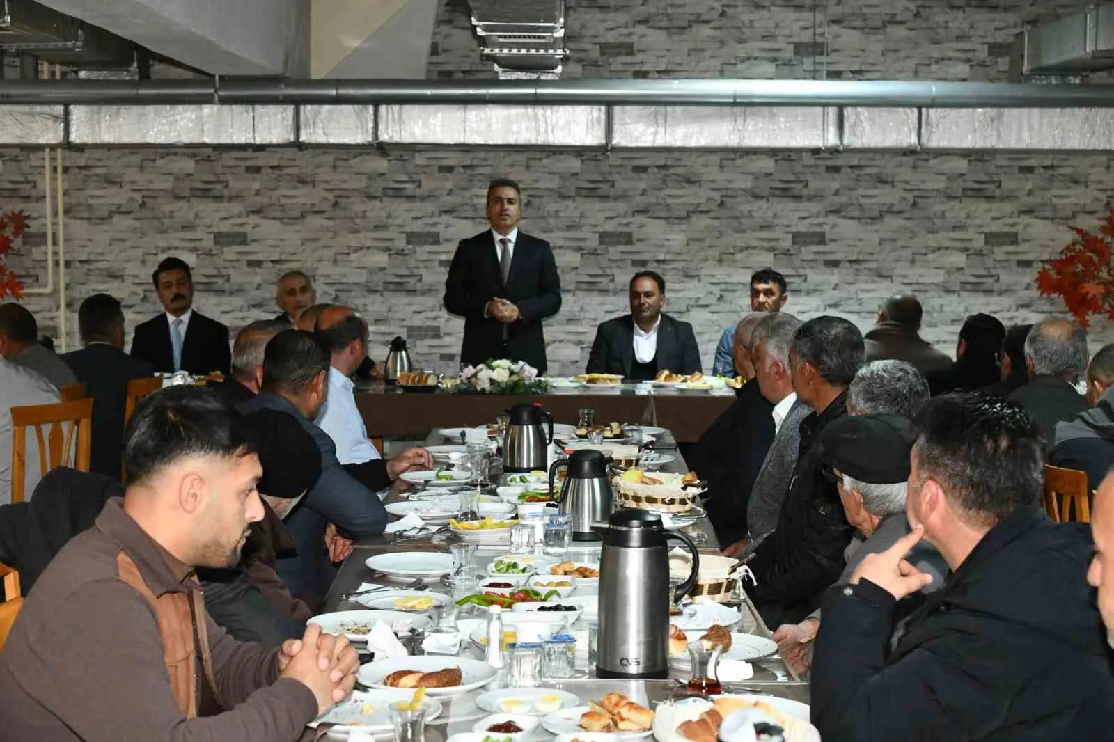 Ardahan Valisi Hayrettin Çiçek’in ev sahipliğinde Muhtarlar Günü kapsamında kahvaltı