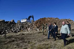 Ardahan Valisi Hayrettin Çiçek, Çıldır ilçesi Gürcistan sınırı bölgesinde incelemelerde