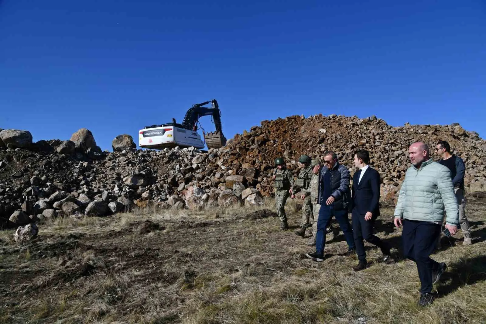 Ardahan Valisi Hayrettin Çiçek, Çıldır ilçesi Gürcistan sınırı bölgesinde incelemelerde