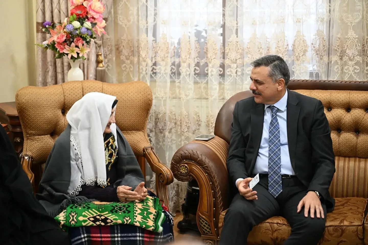 Erzurum Valisi Mustafa Çiftçi, 95 yaşındaki güngörmüşümüz Şahteret Ateş’i ziyaret