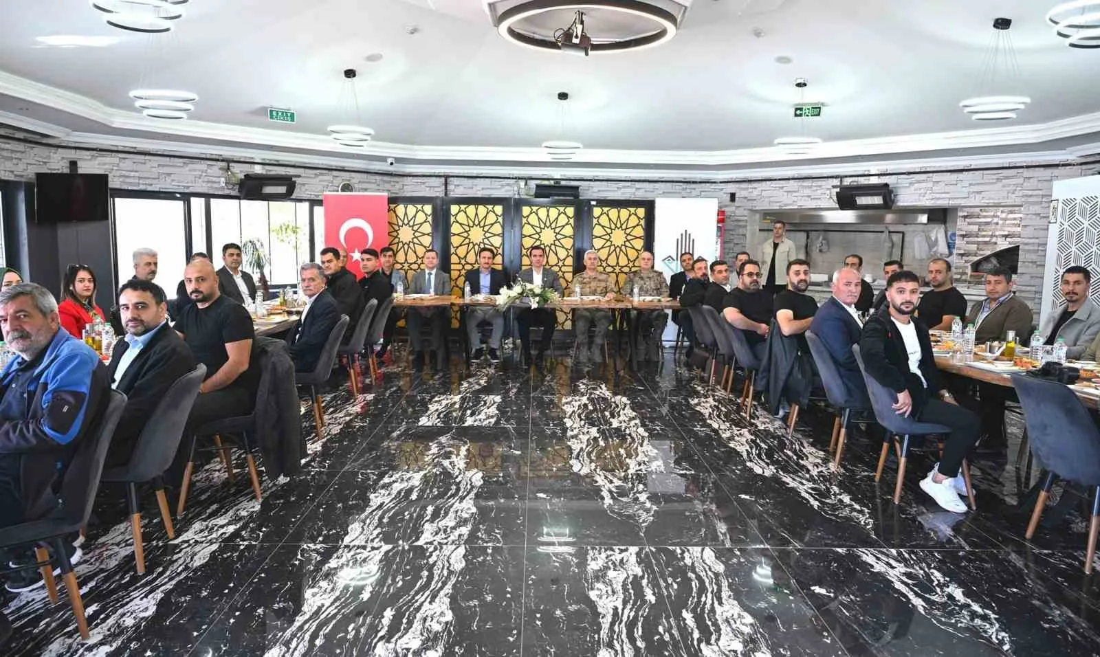 Bitlis Valisi Ahmet Karakaya, Tatvan’da görev yapan basın mensuplarıyla kahvaltı