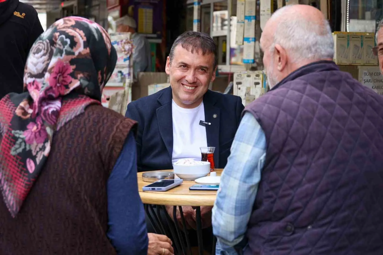 Bilecik Valisi Faik Oktay Sözer, çarşı merkezinde esnaf ve vatandaşları