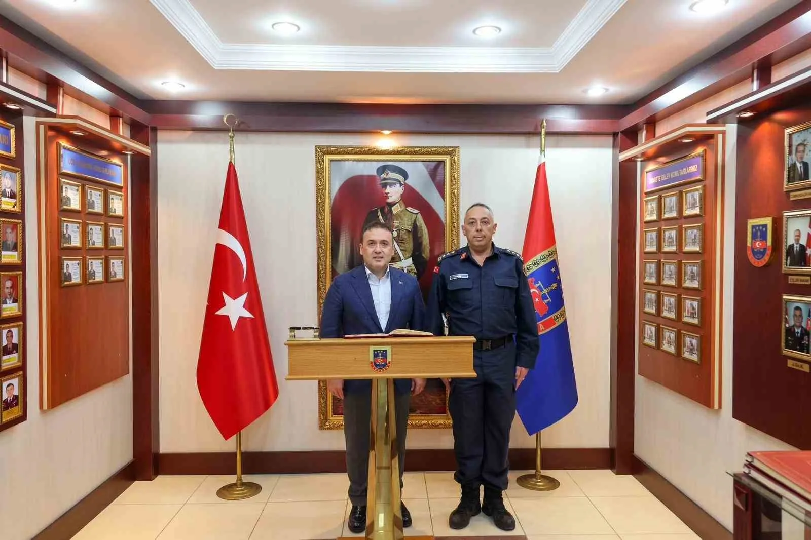 Bilecik Valisi Faik Oktay Sözer, İl Jandarma Komutanlığını ziyaret ederek,