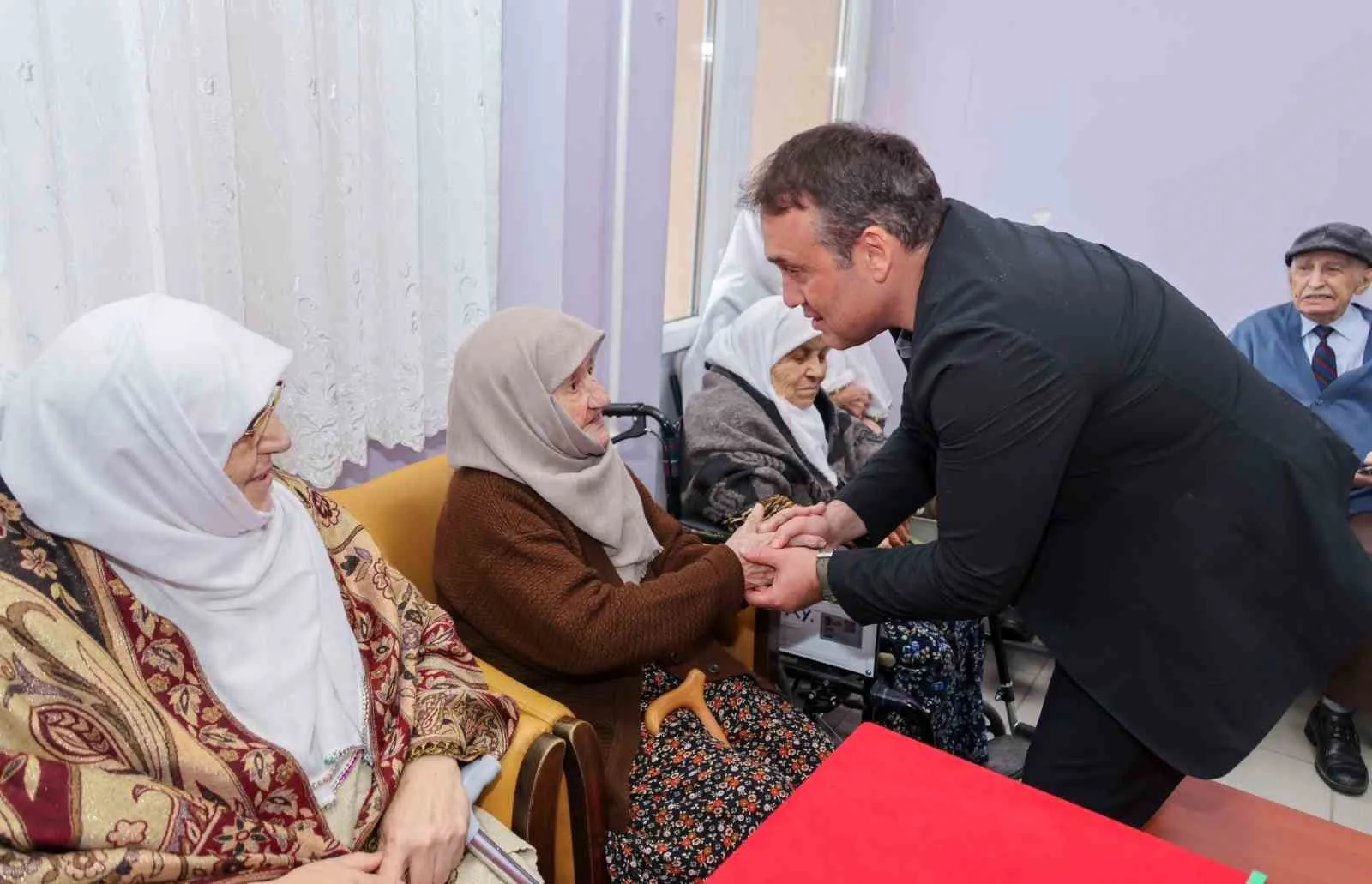 Bilecik Valisi Faik Oktay Sözer, huzurevini ziyaret ederek huzurevi sakinleriyle