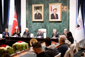 Kırklareli Valisi Uğur Turan, kendisiyle görüşme isteğinde bulunan vatandaşlarla bir