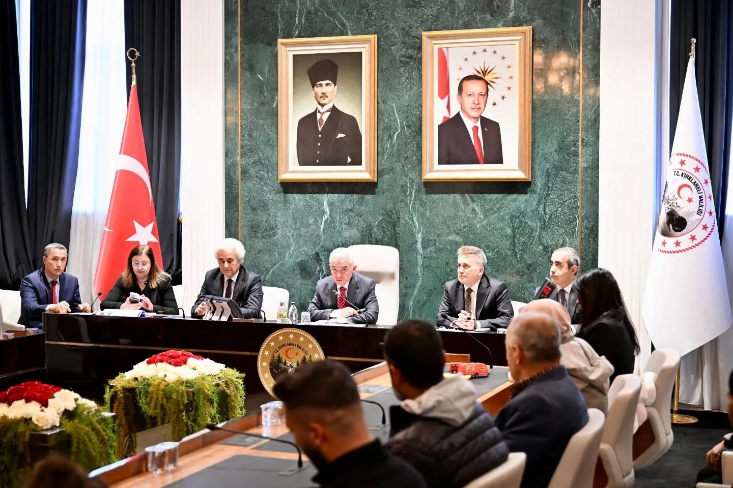 Kırklareli Valisi Uğur Turan, kendisiyle görüşme isteğinde bulunan vatandaşlarla bir