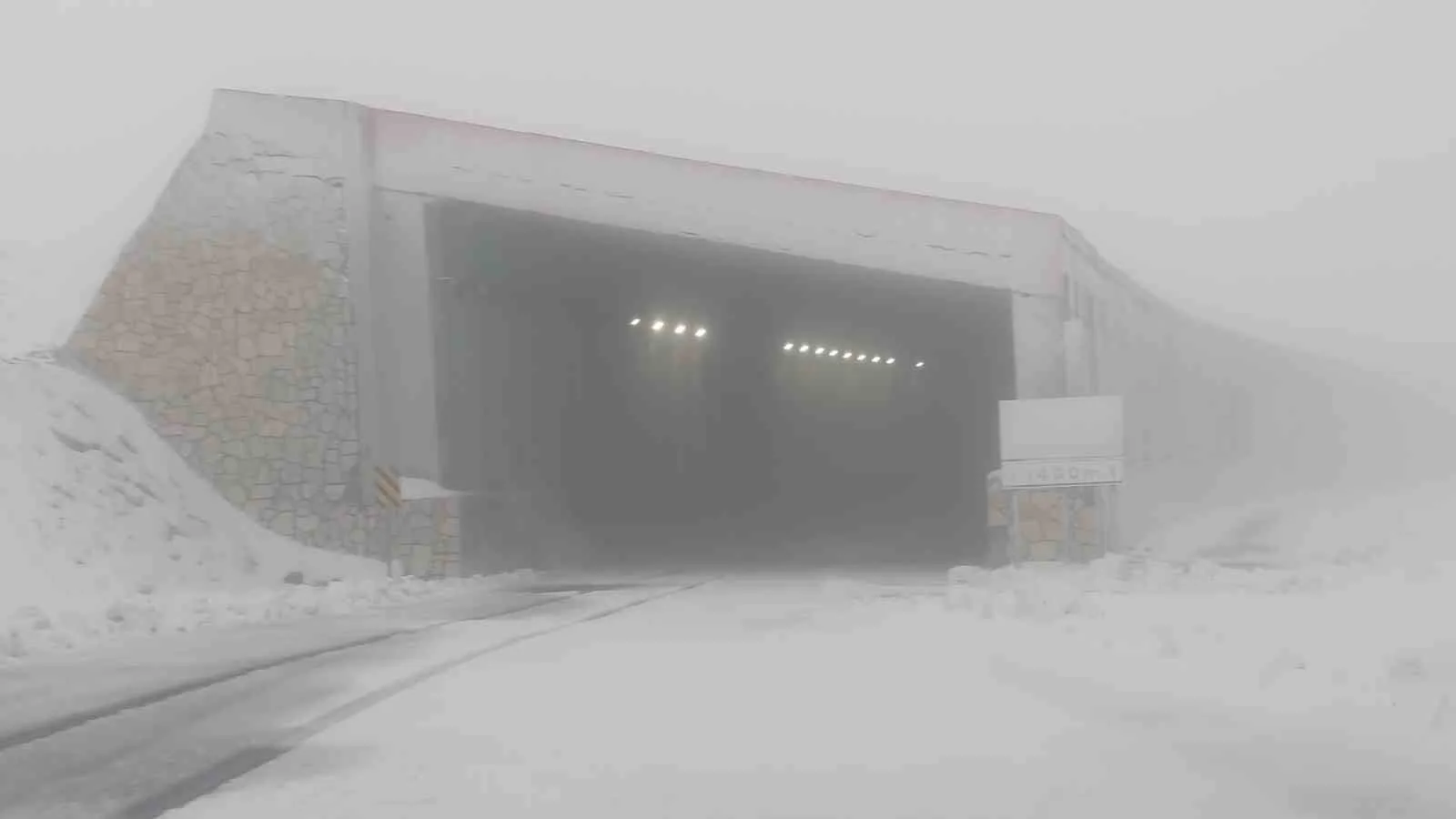 Van-Bahçesaray karayolu üzerinde bulunan ve Türkiye’nin en yüksek geçitlerinden biri