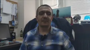 Van’ın Erciş ilçesinde Van Gölü’nün kıyıya yakın bazı noktalarında yosun