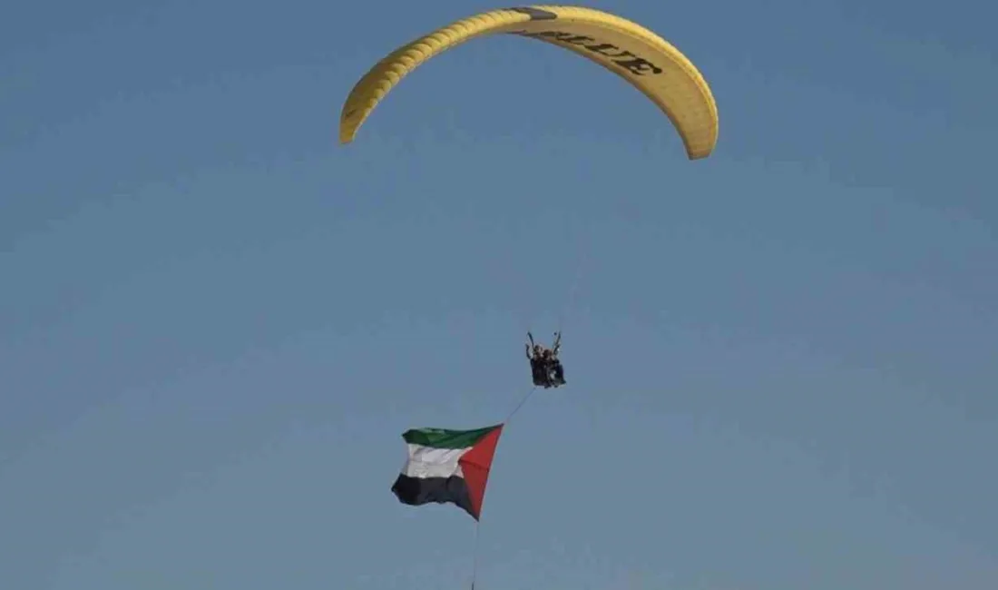 Antalyalı Yamaç Paraşütü Pilotu Mehmet Sadık Göller, takım arkadaşıyla birlikte