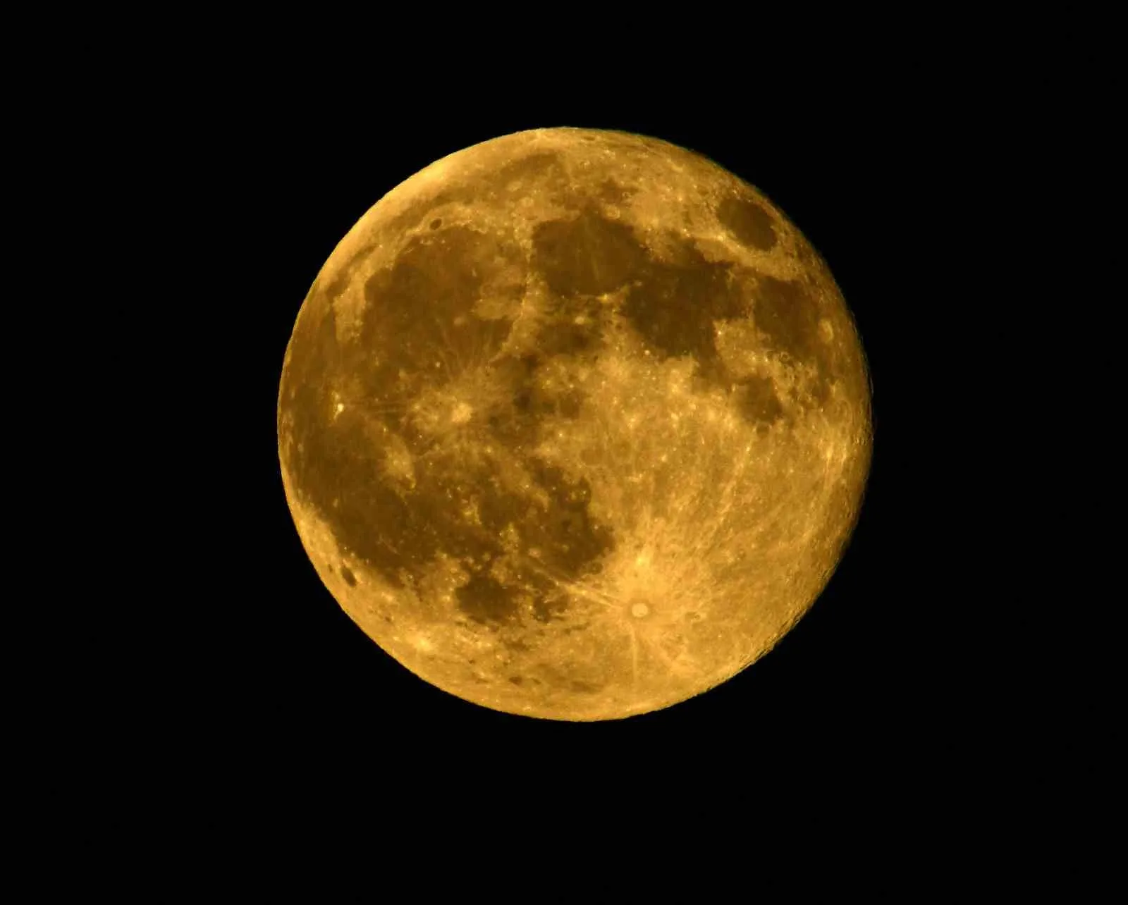 Bitlis’in Ahlat ilçesinde akşam saatlerinde gökyüzünde beliren dolunay, Van Gölü