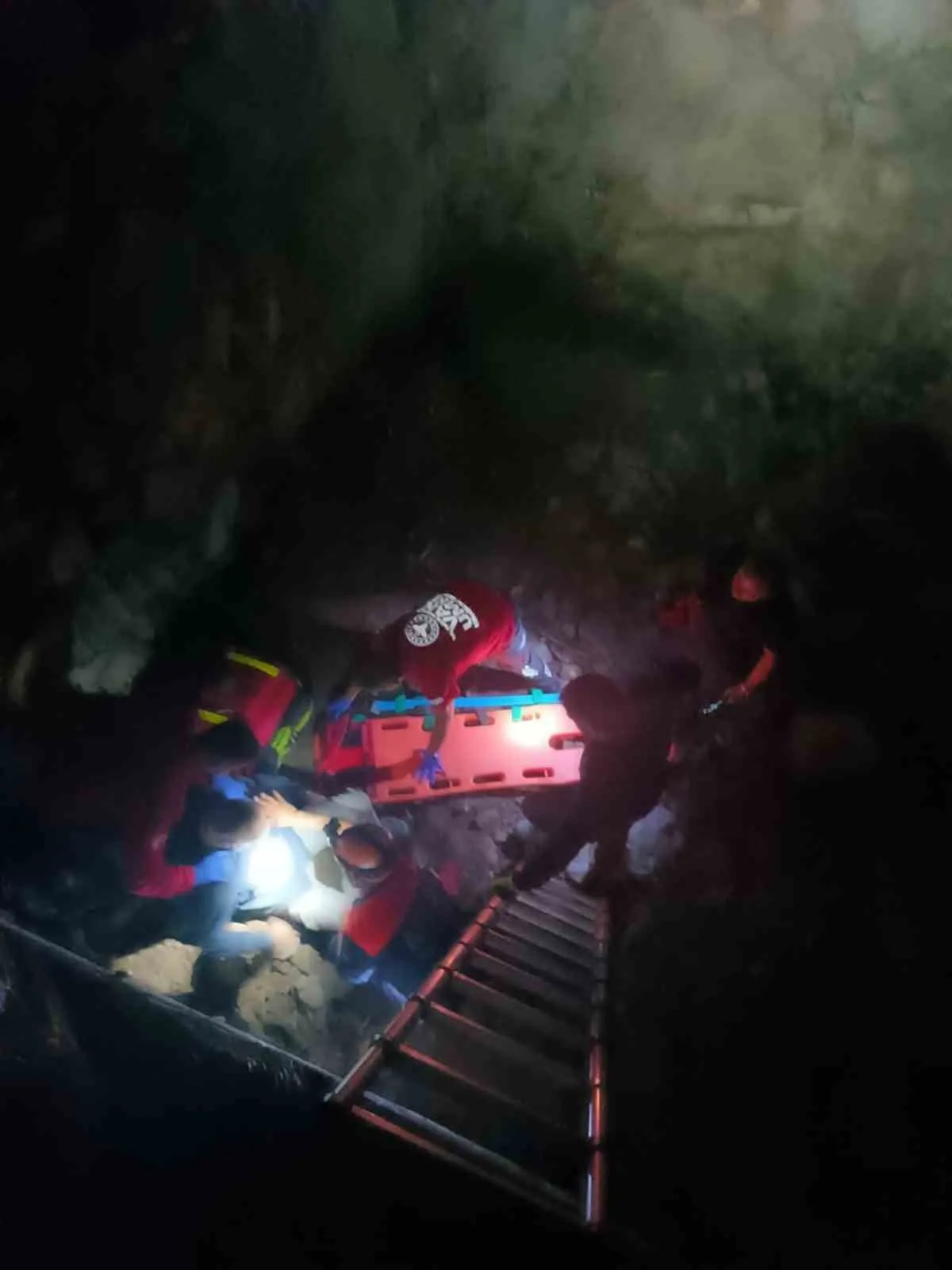 Van’da kaleyi gezerken ayağının kayması sonucu mağaraya düşen Alman turist,