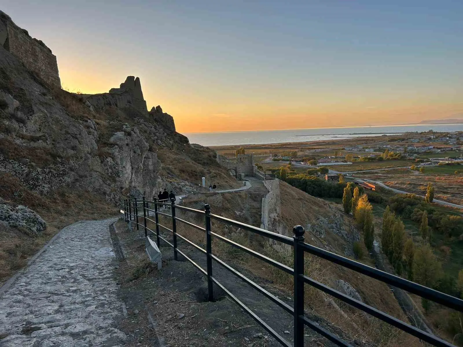 Birçok medeniyetten izler taşıyan Van Kalesi’nin surlarına, ziyaretçilerin güvenliği için