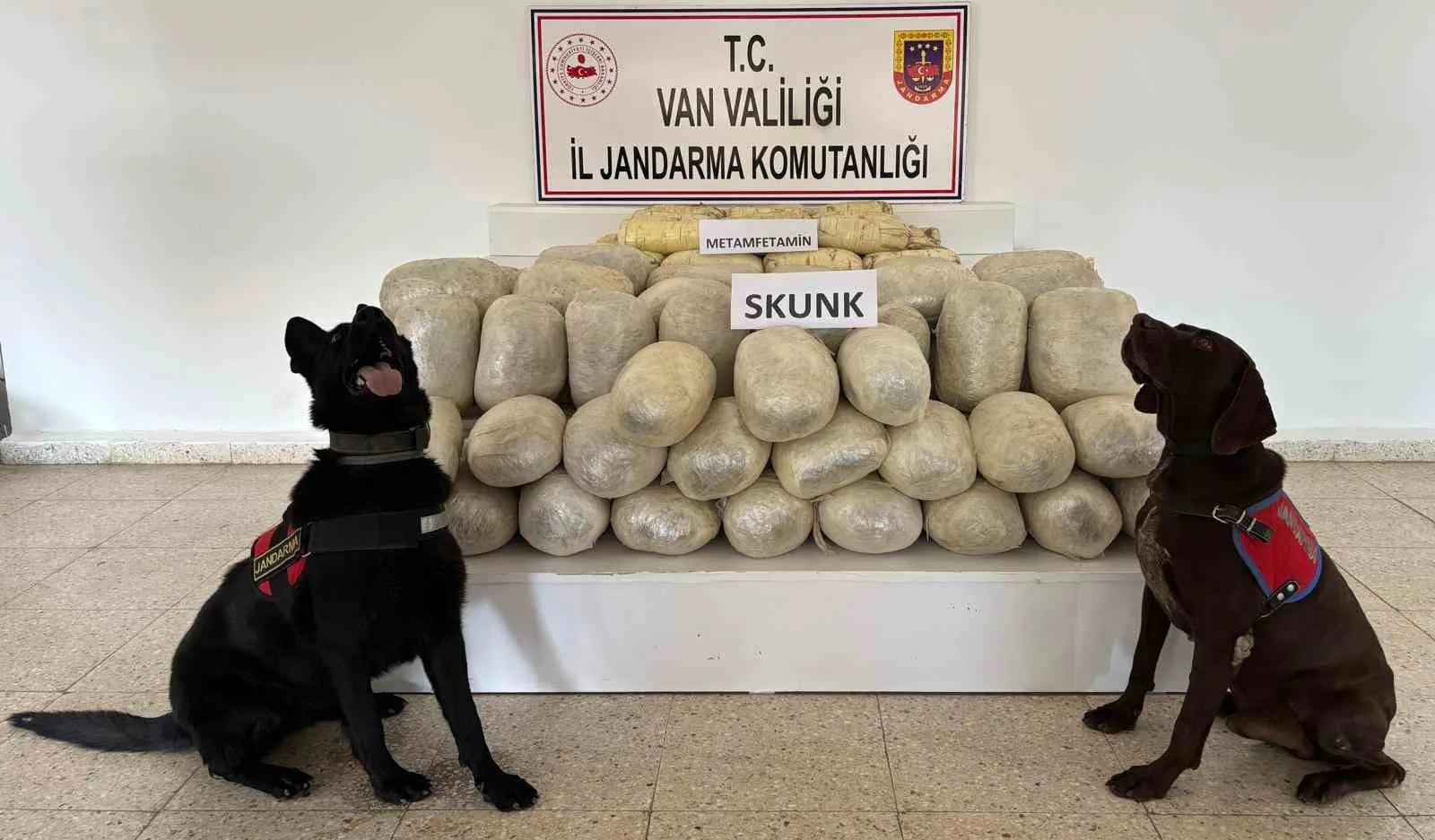 Van’ın Başkale ilçesinde jandarma ekiplerince yürütülen çalışmalarda 106.8 kilogram uyuşturucu