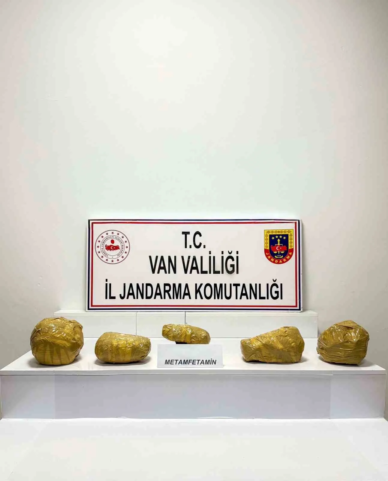 Van’da jandarma ekiplerince yürütülen çalışmalarda 21 kilogram metamfetamin ele geçirildi.
