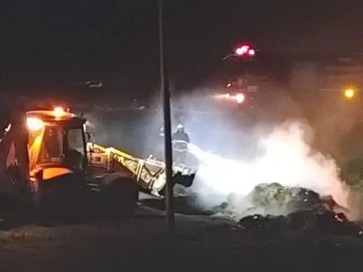 Van’ın Gürpınar ilçesinde ot yığınında çıkan yangın, itfaiye ekipleri tarafından