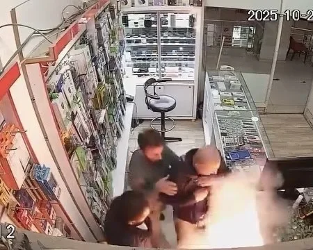 Van’da tamir edilmek üzere dükkana getirilen şişmiş cep telefonu bataryası