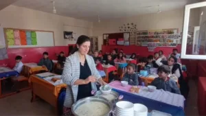 Van’ın Muradiye ilçesinde başlatılan “Çorba Günü” projesiyle öğrenciler her hafta