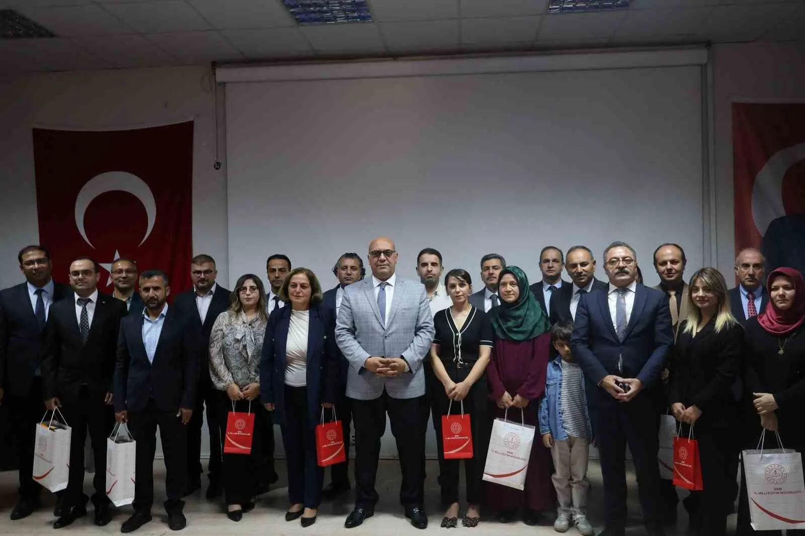 Van İl Milli Eğitim Müdürlüğünün düzenlediği törende dereceye giren öğretmenler,