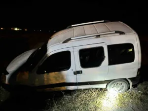 Van’ın Gevaş-Gürpınar karayolunda kapalı kasa hafif ticari kamyonetin takla atması