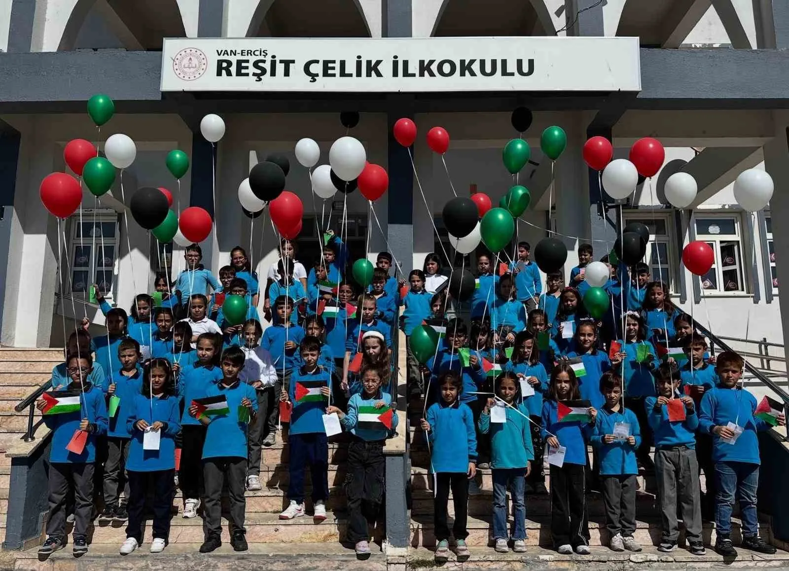Filistin’de yaşanan insanlık dramına dikkat çekmek amacıyla Van’da öğrenciler, öğretmenleriyle