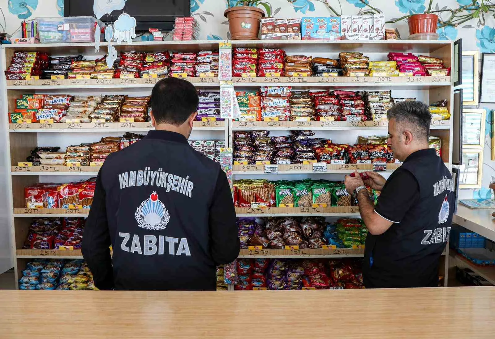 Van Büyükşehir Belediyesi, kent genelindeki okulların kantinlerinde denetimlerini sürdürüyor. Gıda