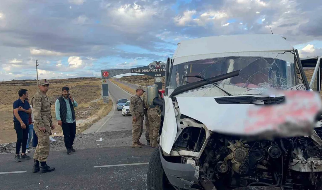 Van’ın Erciş ilçesinde okul servisiyle tırın çarpışması sonucu 15 kişi