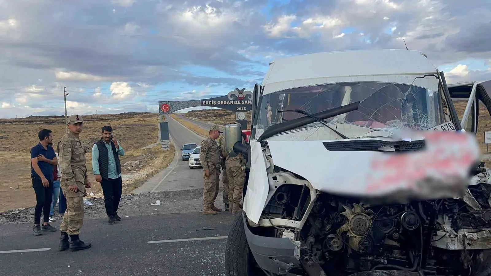 Van’ın Erciş ilçesinde okul servisiyle tırın çarpışması sonucu 15 kişi