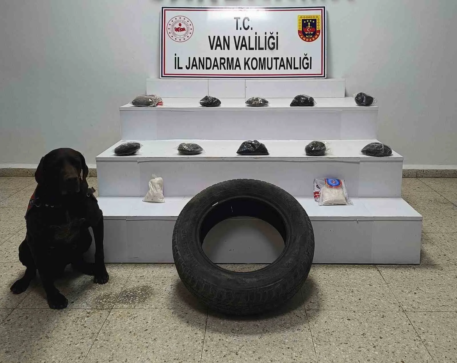 Van’ın Başkale ilçesinde jandarma ekipleri otomobil lastiğinde 5 kilo 611