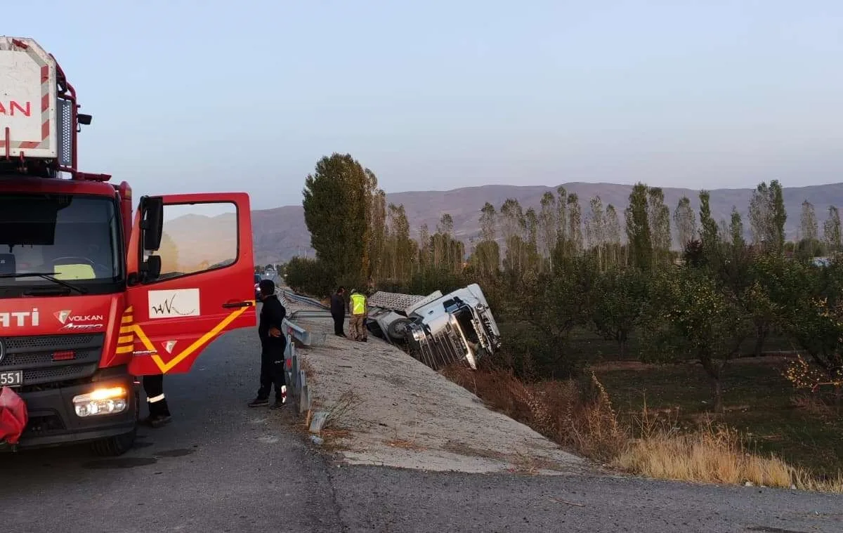 Van’ın Muradiye ilçesinde tırın şarampole yuvarlanması sonucu sürücü hafif şekilde