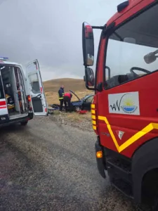 Van-Hakkari kara yolunda otomobilin takla atması sonucu 5 kişi yaralandı.