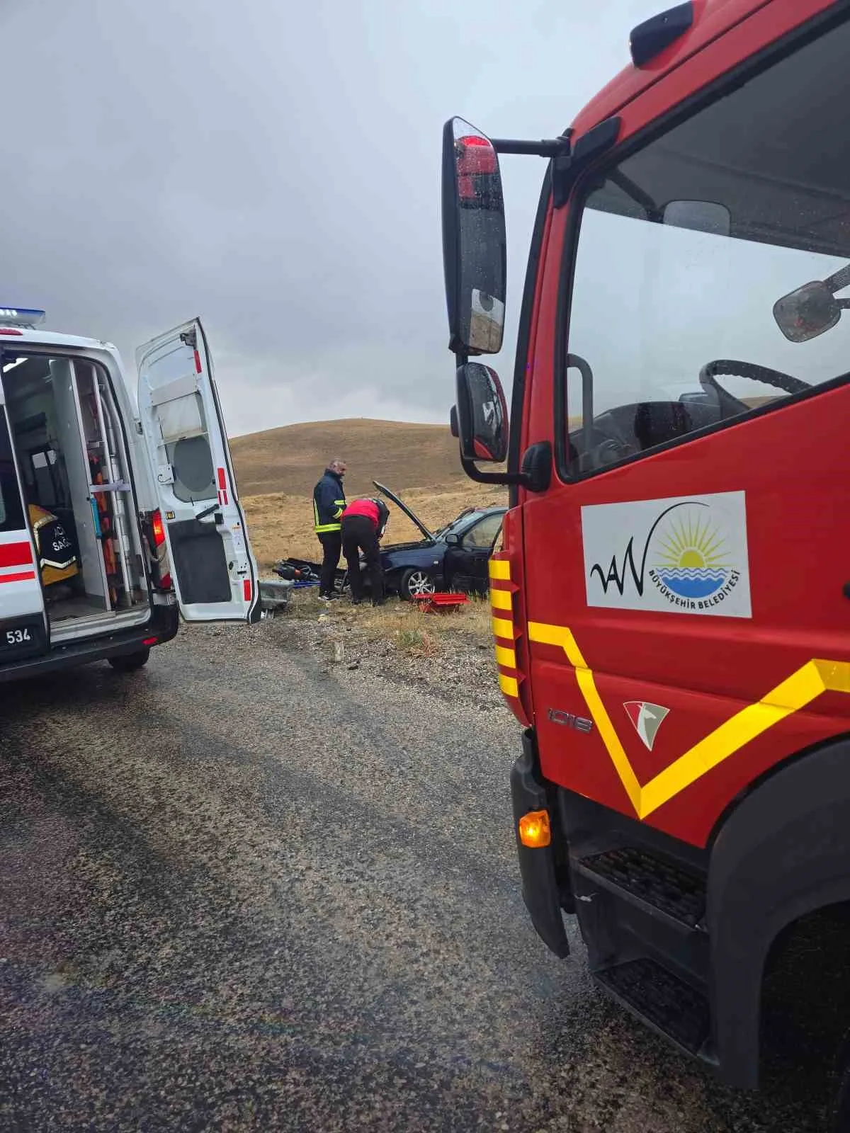 Van-Hakkari kara yolunda otomobilin takla atması sonucu 5 kişi yaralandı.
