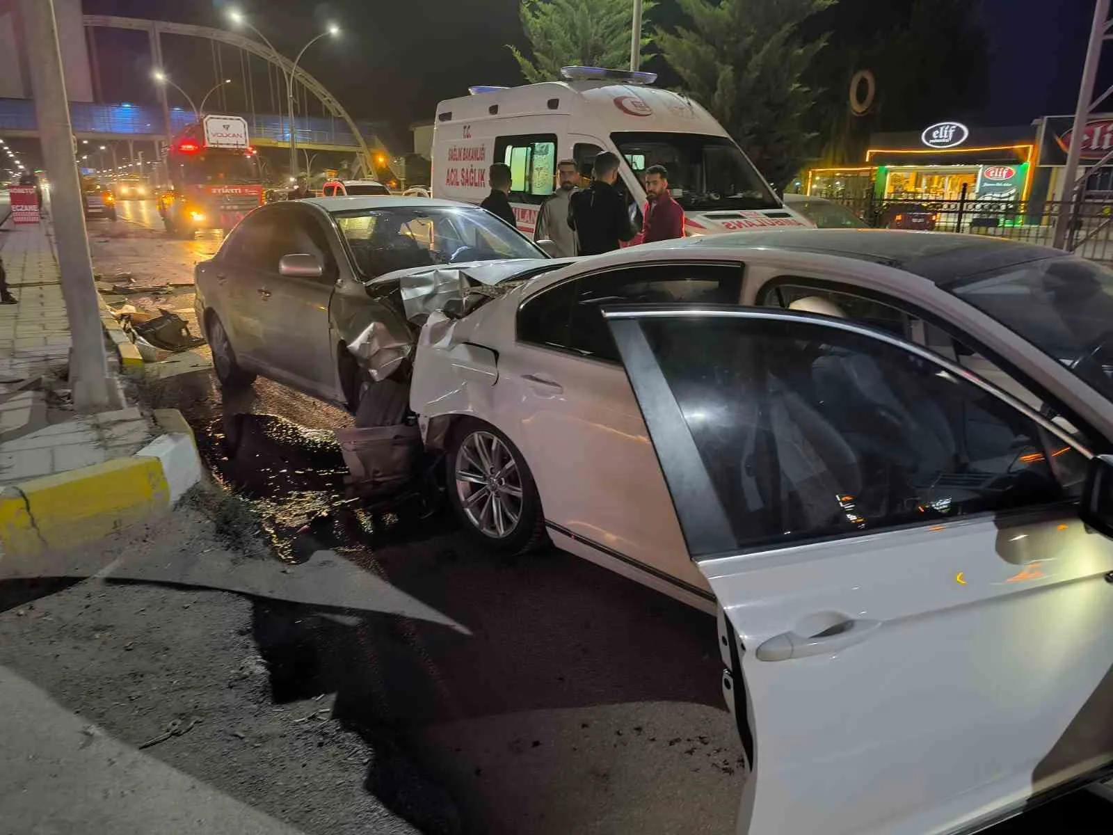 Van’ın Edremit ilçesinde üç otomobilin karıştığı zincirleme trafik kazasında 4