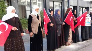 Van’da terör örgütü PKK tarafından çocukları dağa kaçırılan ailelerin başlattığı