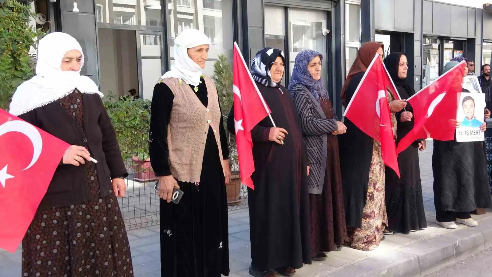 Van’da terör örgütü PKK tarafından çocukları dağa kaçırılan ailelerin başlattığı
