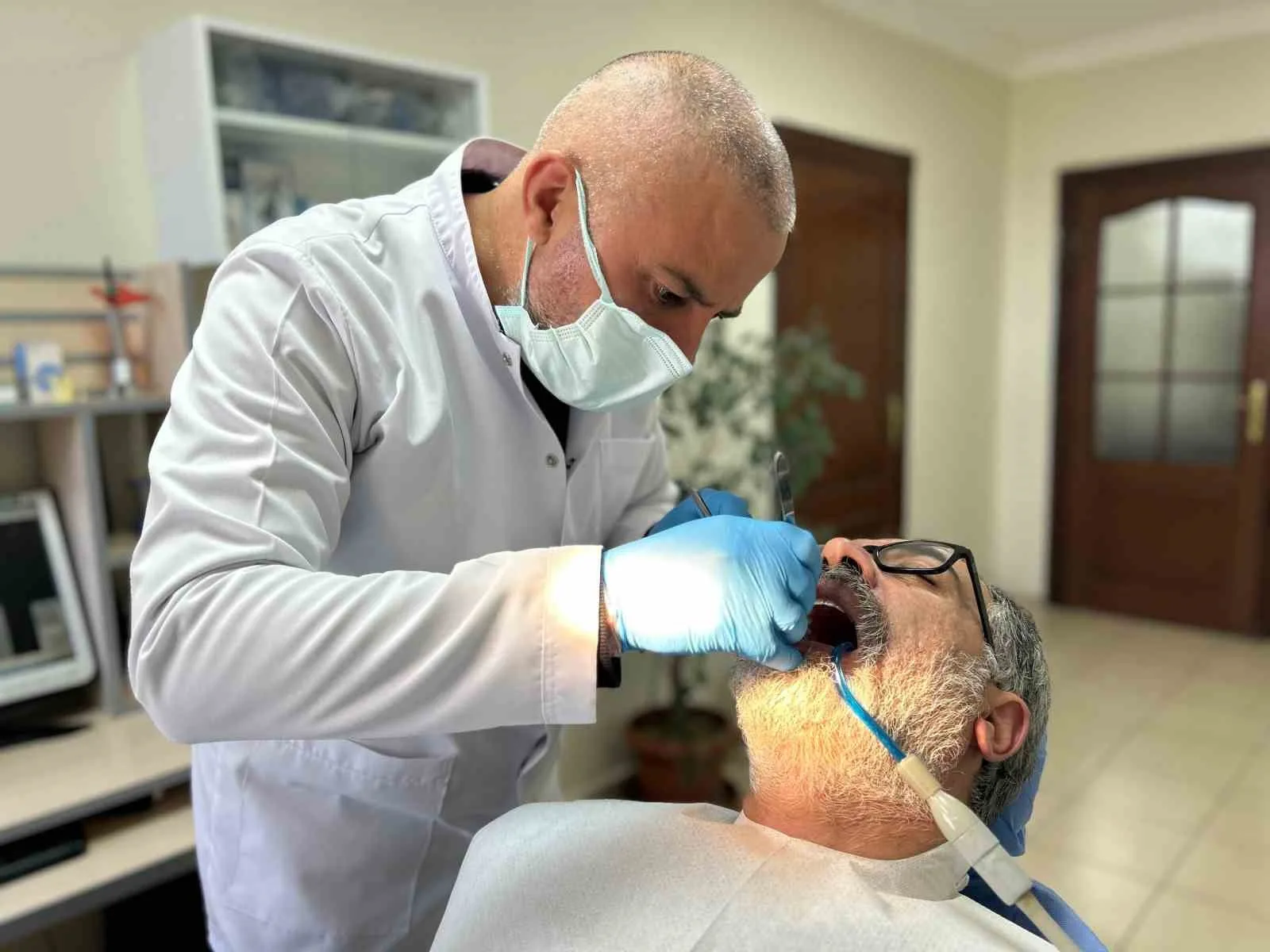 Van’da görevini sürdüren Diş Hekimi Tahsin Aytekin, çocukluk yıllarından bu