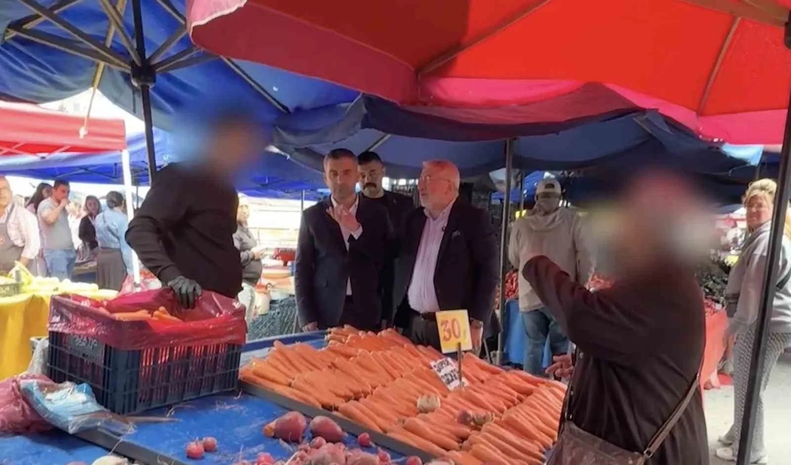Çorum Belediye Başkanı Halil İbrahim Aşgın, semt pazarında vatandaşlara hakaret