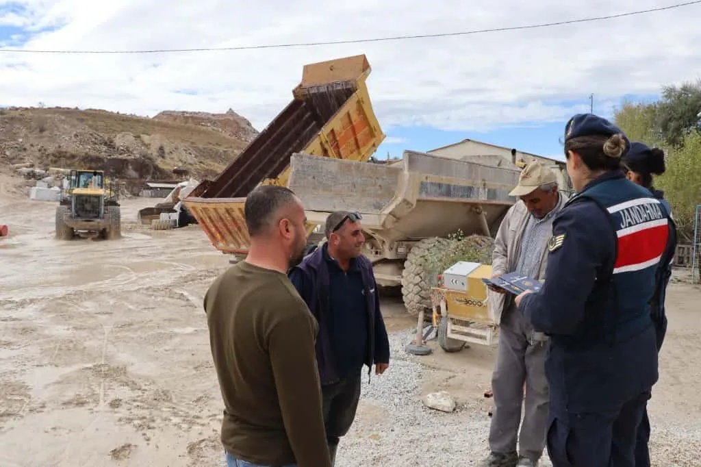 Afyonkarahisar’da jandarma ekipleri kadınlara şiddetle mücadele konusunda bilgilendirme yaptı. Bilgilendirme