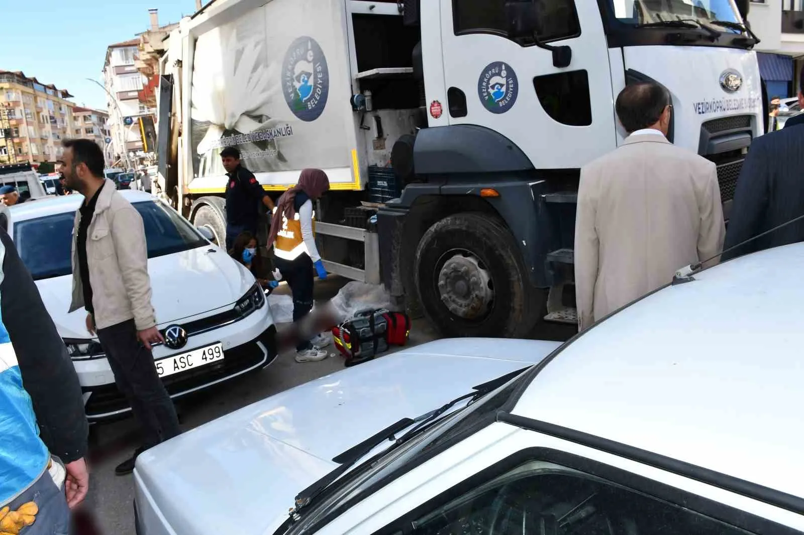 Samsun’un Vezirköprü ilçesinde belediye çöp kamyonunun altında kalan yaşlı adam