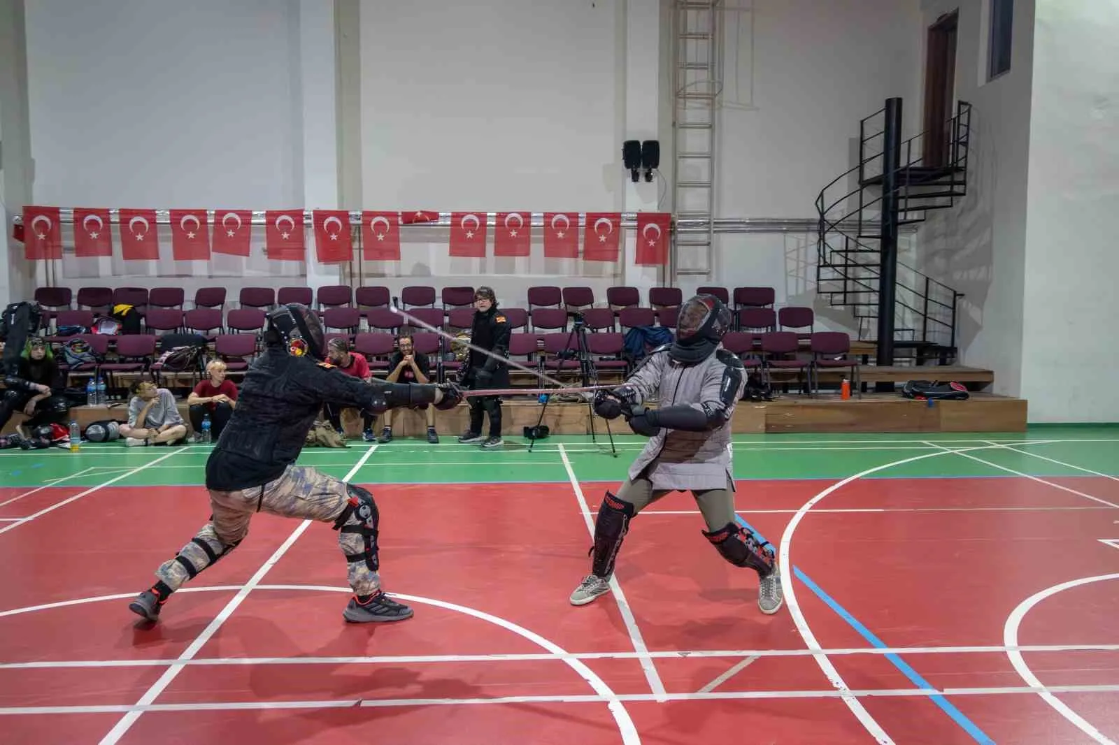 Oğlunun video oyunu merakıyla başladığı kılıç sporu, babasının da katılmasıyla