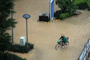 Vietnam’da etkili olan Matmo Tayfunu’nun yol açtığı şiddetli yağış ve