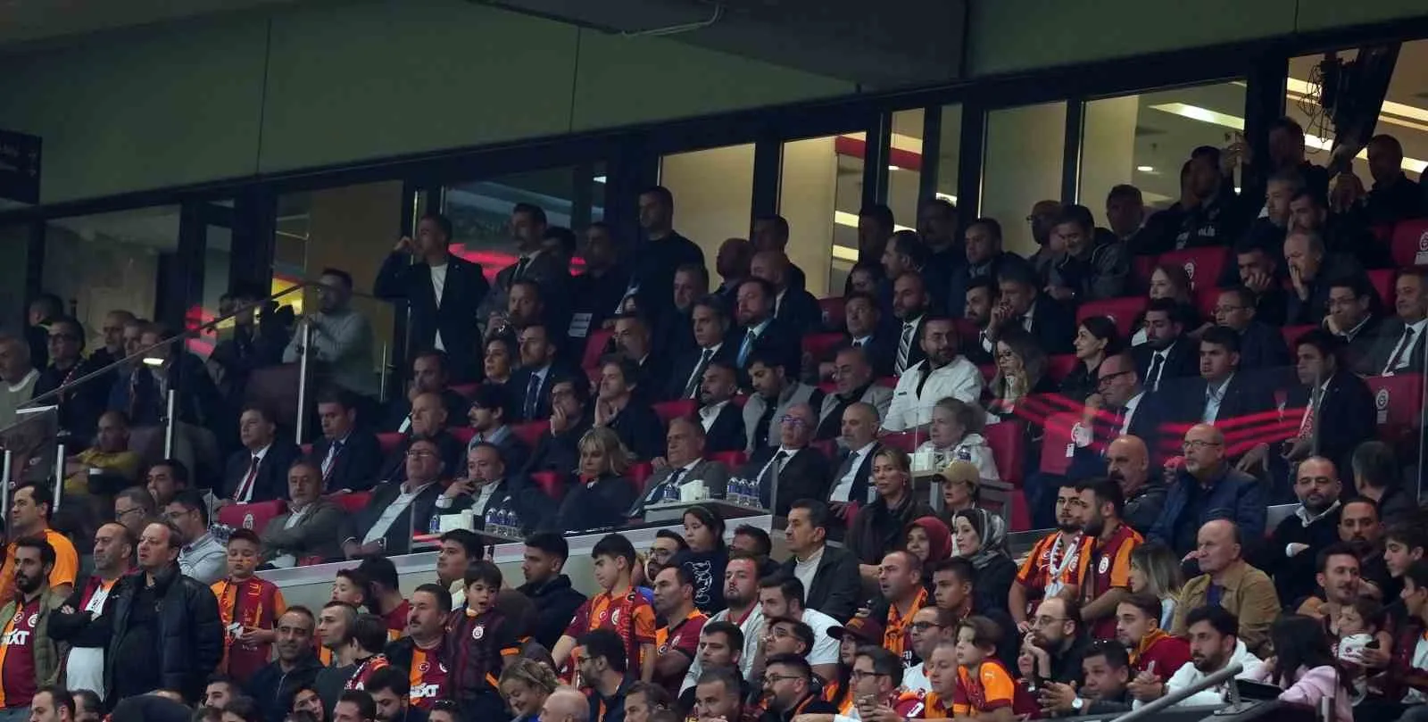 A Milli Futbol Takımı Teknik Dirketörü Vincenzo Montella, Galatasaray-Beşiktaş derbisini