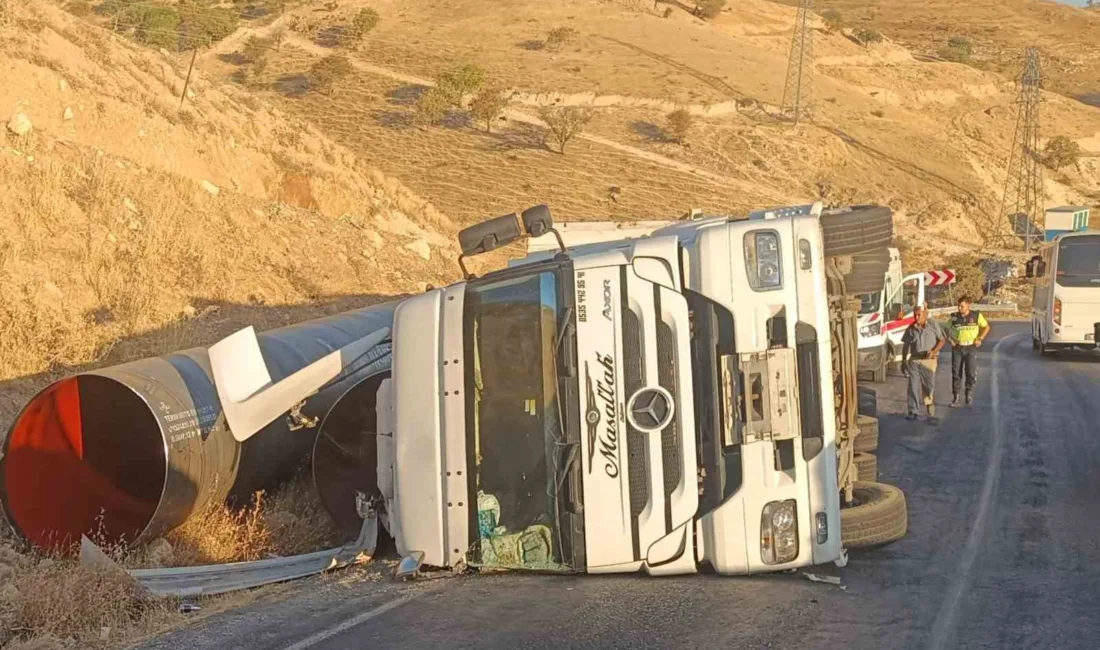 Siirt’te viraj alamayarak sürücüsünün kontrolünden çıkan tır devrildi. Kaza, akşam
