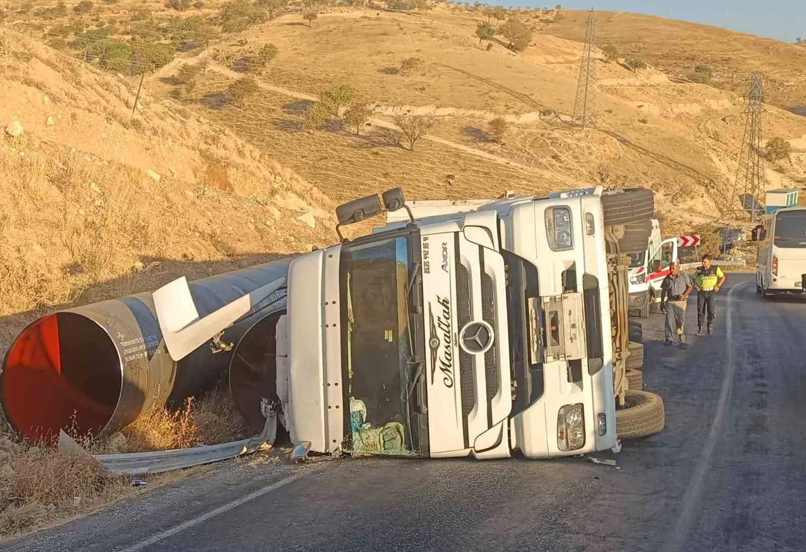 Siirt’te viraj alamayarak sürücüsünün kontrolünden çıkan tır devrildi. Kaza, akşam