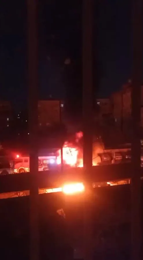 Şanlıurfa’nın Viranşehir ilçesinde park halindeki bir traktörde çıkan yangın, itfaiye