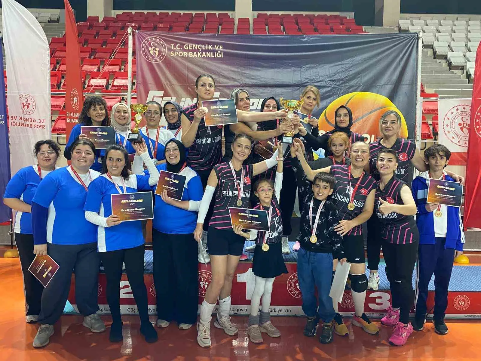 Erzincan’da düzenlenen Kamu Spor Oyunları kapsamında voleybolda kadınlarda Erzincan Valiliği